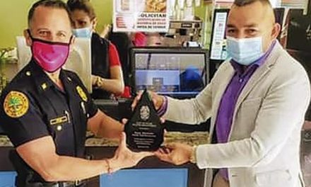 Honra con Placa de Reconocimiento la Policía de la Ciudad de Miami a distinguido Comerciante por su apoyo