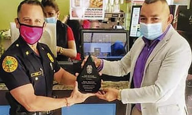 Honra con Placa de Reconocimiento la Policía de la Ciudad de Miami a distinguido Comerciante por su apoyo