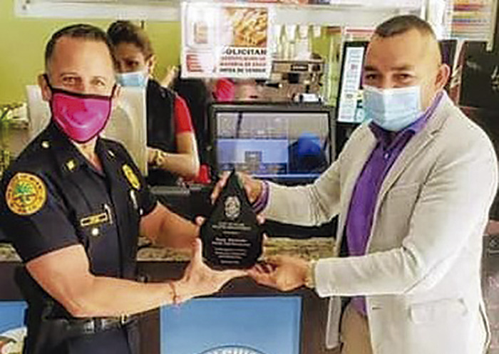 Honra con Placa de Reconocimiento la Policía de la Ciudad de Miami a distinguido Comerciante por su apoyo