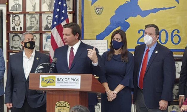 Gobernador de la Florida Ron Desantis en la sede de la Brigada de Asalto 2506