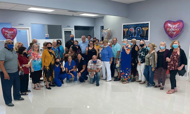 Celebrando el día de las madres en la clínica LA FAMILIA