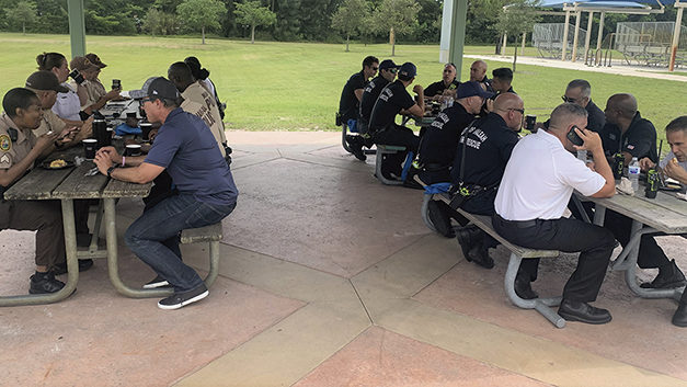 Distribución de alimentos y almuerzo en honor a nuestros héroes locales fue un evento exitoso