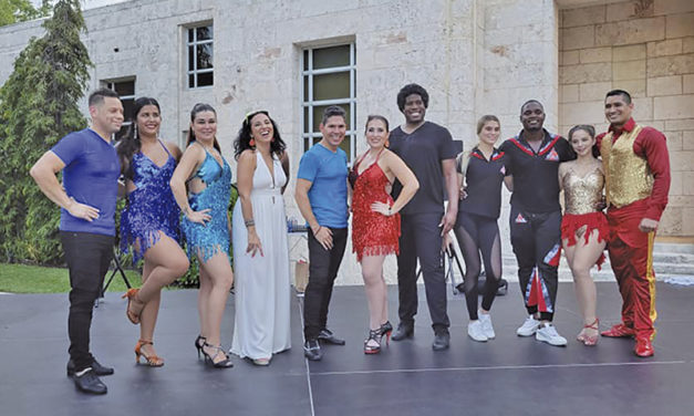 Salsa en la playa cortesía del Vicealcalde de MB Michael Gongora