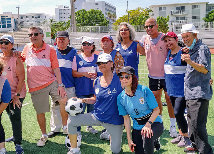 Ameno y saludable programa recreativo de fútbol al aire libre para mantenerse activo