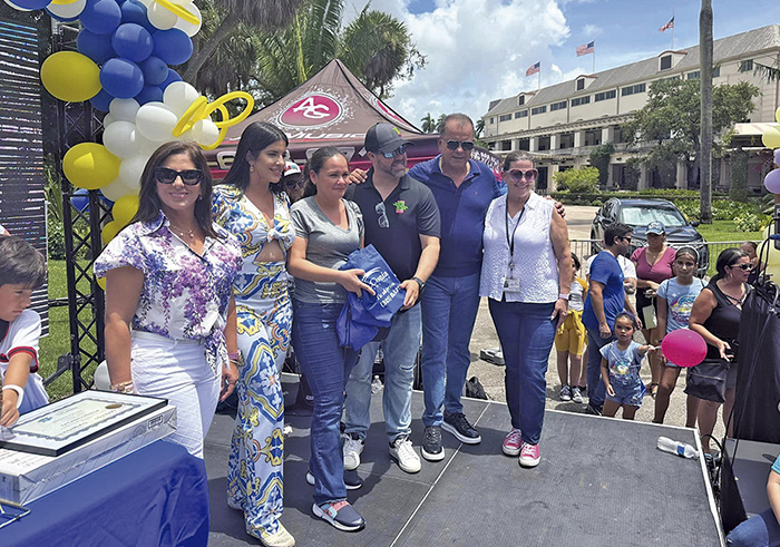 La familia Acevedo y La Colonia Medical Center celebraron su evento anual «Regreso a Clases»